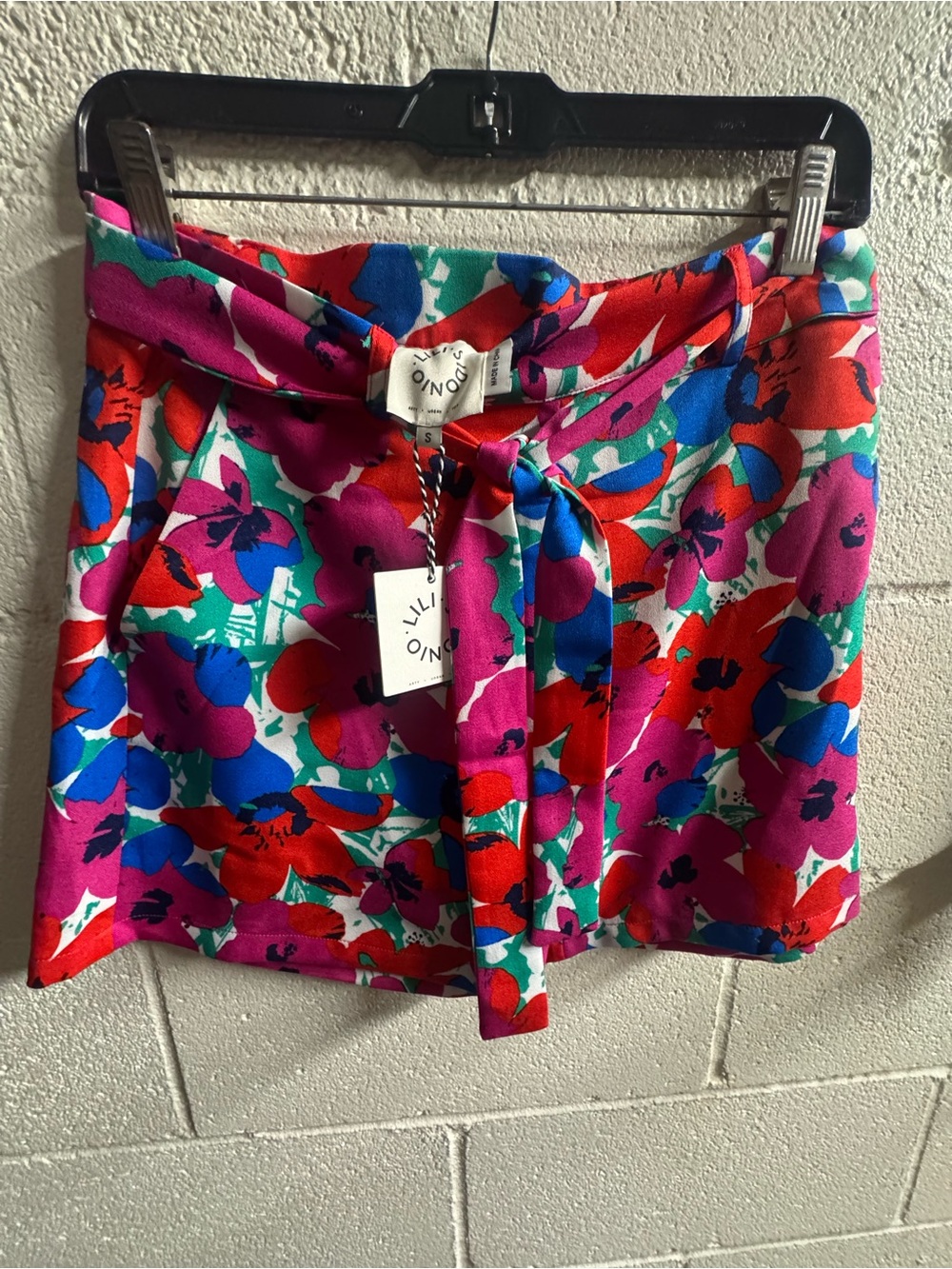 Lili Sidonio Tie-Waist shorts in Fuchsia Multi colored